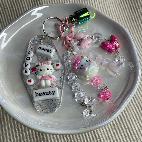 Hello Kitty Keychain – Cute & Compact! - Picture 2 of 4